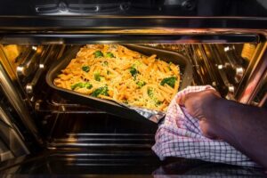 Духовой шкаф: газовый или электрический, какую духовку выбрать