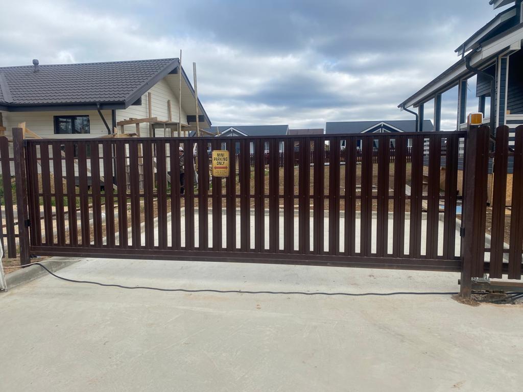 Какие лучше выбрать ворота: распашные или откатные — Город Заборов