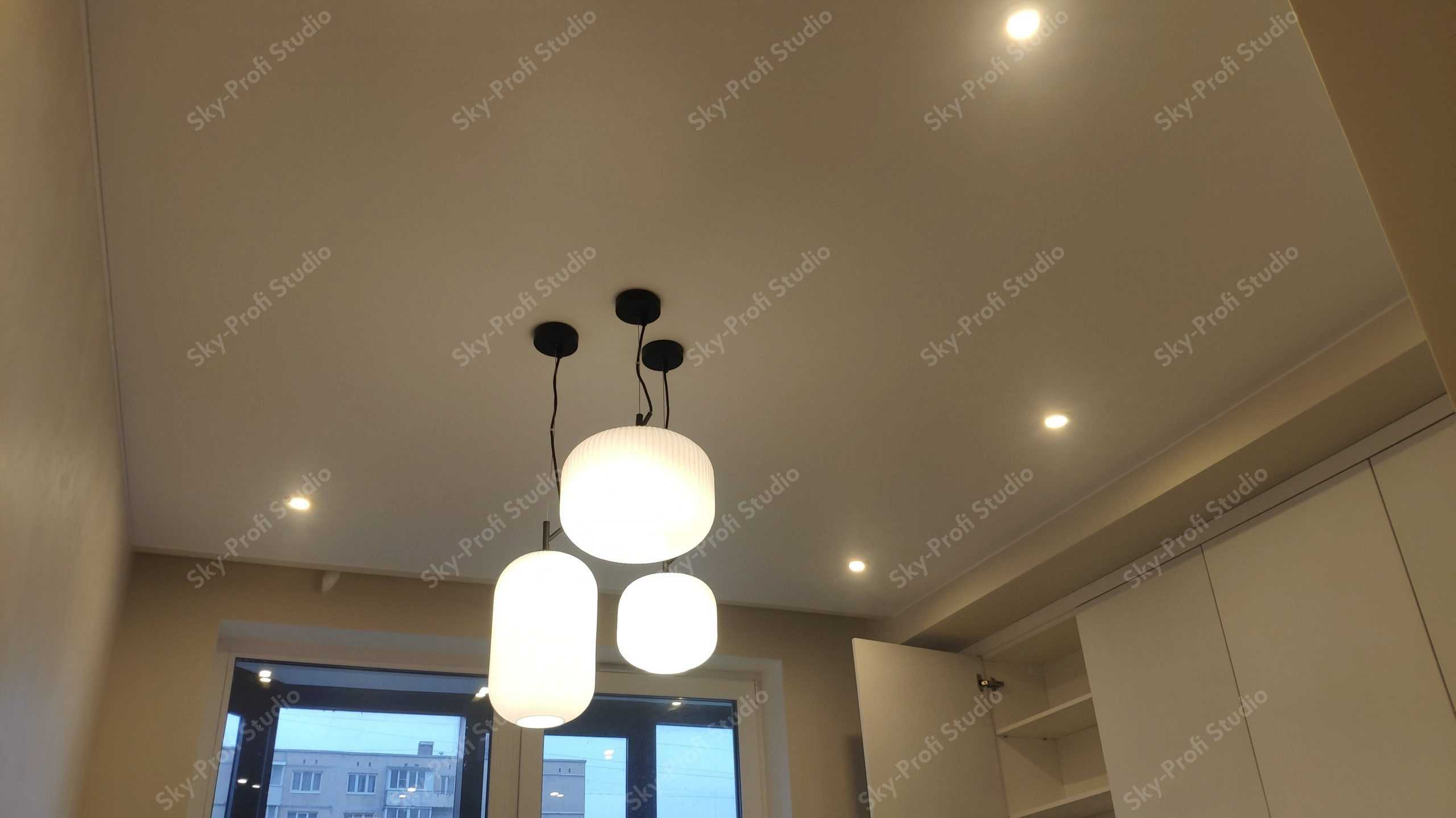 Тройная люстра на кухне со скрытым карнизом