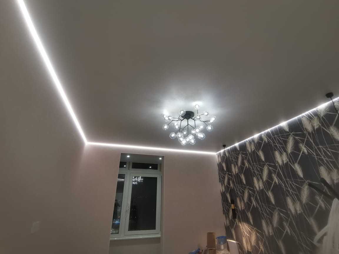 Парящий натяжной потолок с люстрой