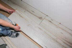 Укладка паркетной доски на стяжку на клей пошагово