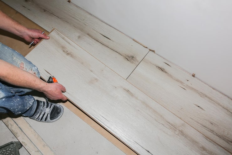 Укладка паркетной доски на стяжку на клей пошагово