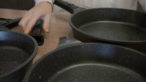 Чем отмыть нагар со сковороды внутри